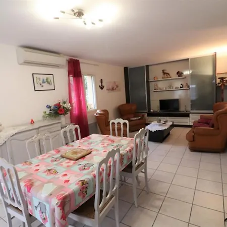 Holiday home Gite Au Bord Du Lac De Saint-etienne Cantales Avec Piscine, Jardin Clos Et Acces Activites Nautiques. - Fr-1-742-255 Saint-Gerons