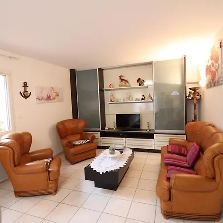 Gite Au Bord Du Lac De Saint-etienne Cantales Avec Piscine, Jardin Clos Et Acces Activites Nautiques. - Fr-1-742-255 Holiday home