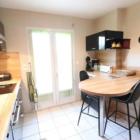 Gite Au Bord Du Lac De Saint-etienne Cantales Avec Piscine, Jardin Clos Et Acces Activites Nautiques. - Fr-1-742-255 Saint-Gerons