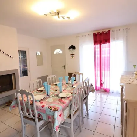 Holiday home Gite Au Bord Du Lac De Saint-etienne Cantales Avec Piscine, Jardin Clos Et Acces Activites Nautiques. - Fr-1-742-255 Saint-Gerons