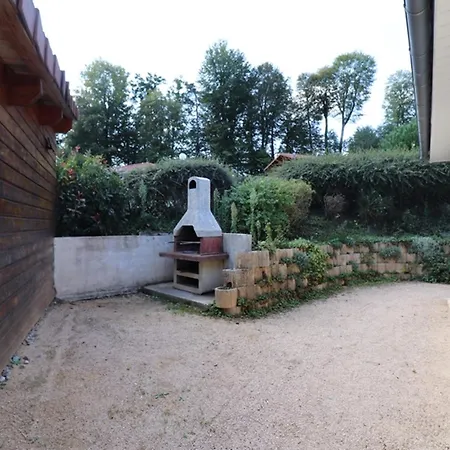 Gite Au Bord Du Lac De Saint-etienne Cantales Avec Piscine, Jardin Clos Et Acces Activites Nautiques. - Fr-1-742-255 Holiday home